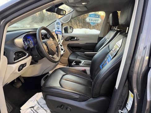 Used 2023 Chrysler Pacifica Touring-L image 12