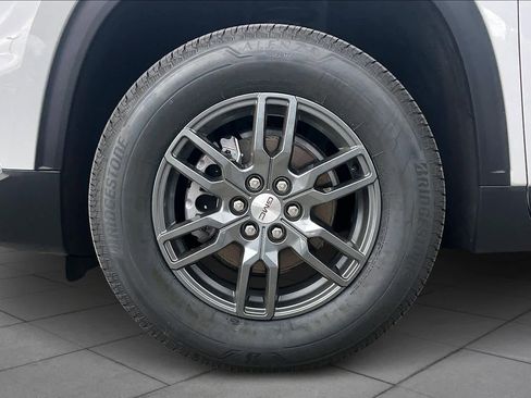 Used 2025 GMC Acadia Elevation image 10