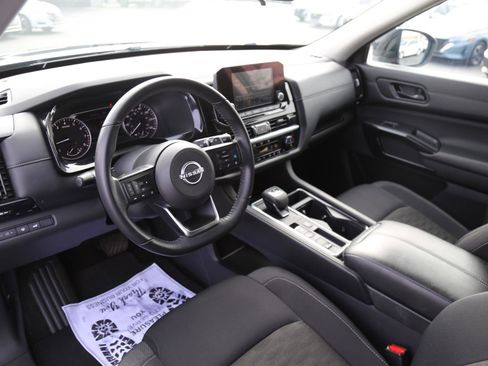 Used 2025 Nissan Pathfinder SV image 7