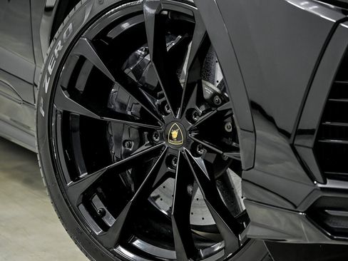 Used 2022 Lamborghini Urus AWD/4WD image 3