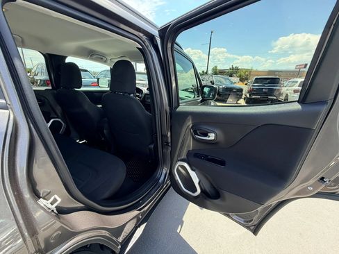 Used 2018 Jeep Renegade Latitude w/ Cold Weather Group AWD/4WD image 22