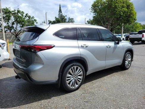 Used 2022 Toyota Highlander Platinum image 5