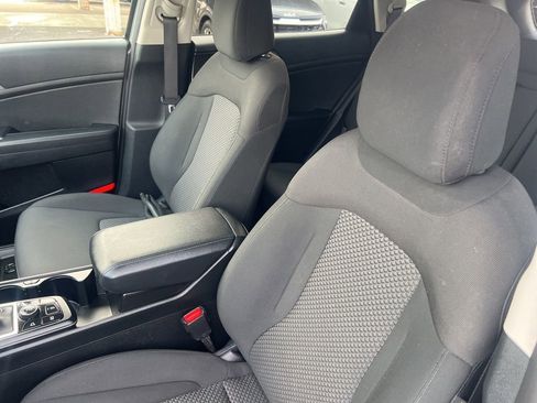 Used 2023 Kia Sportage LX image 5