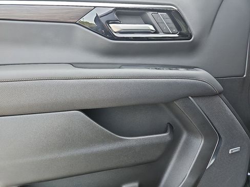 New 2025 Chevrolet Suburban Premier image 9