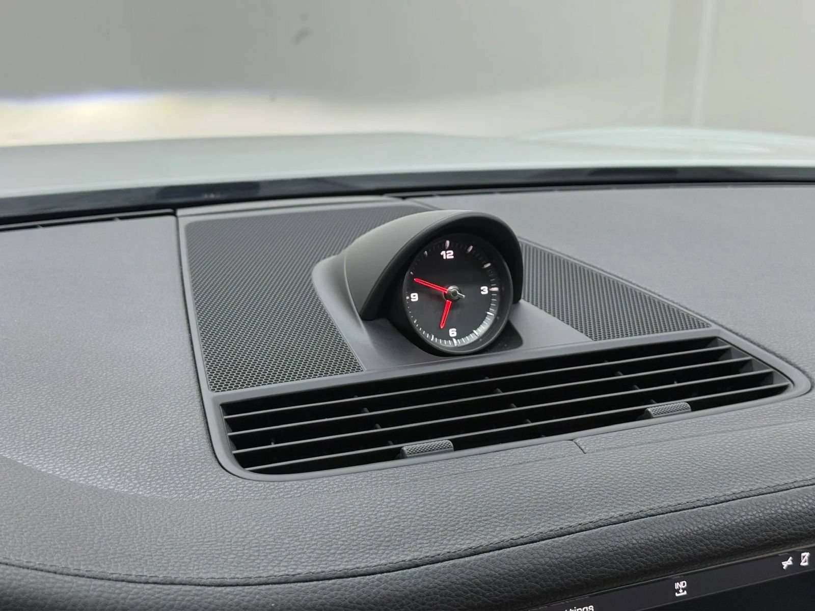 Used 2018 Porsche Panamera RWD image 31