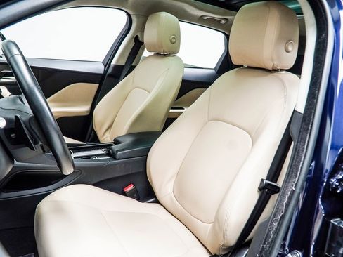 Used 2020 Jaguar F-PACE Premium image 39