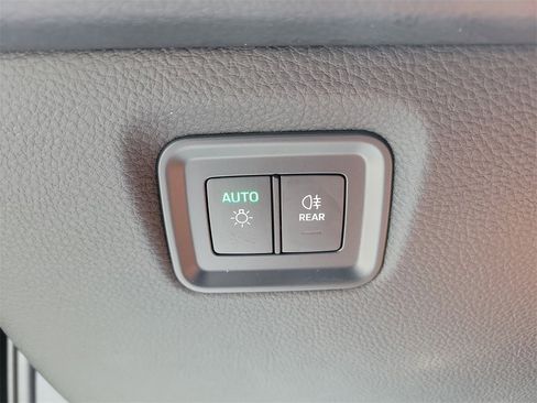 Used 2025 Porsche Cayenne image 37