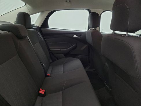 Used 2018 Ford Focus SE w/ SE Appearance Package image 19