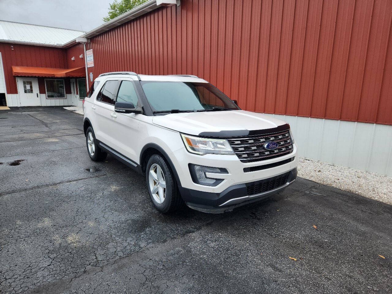 Used 2017 Ford Explorer XLT w/ Equipment Group 201A AWD/4WD image 4