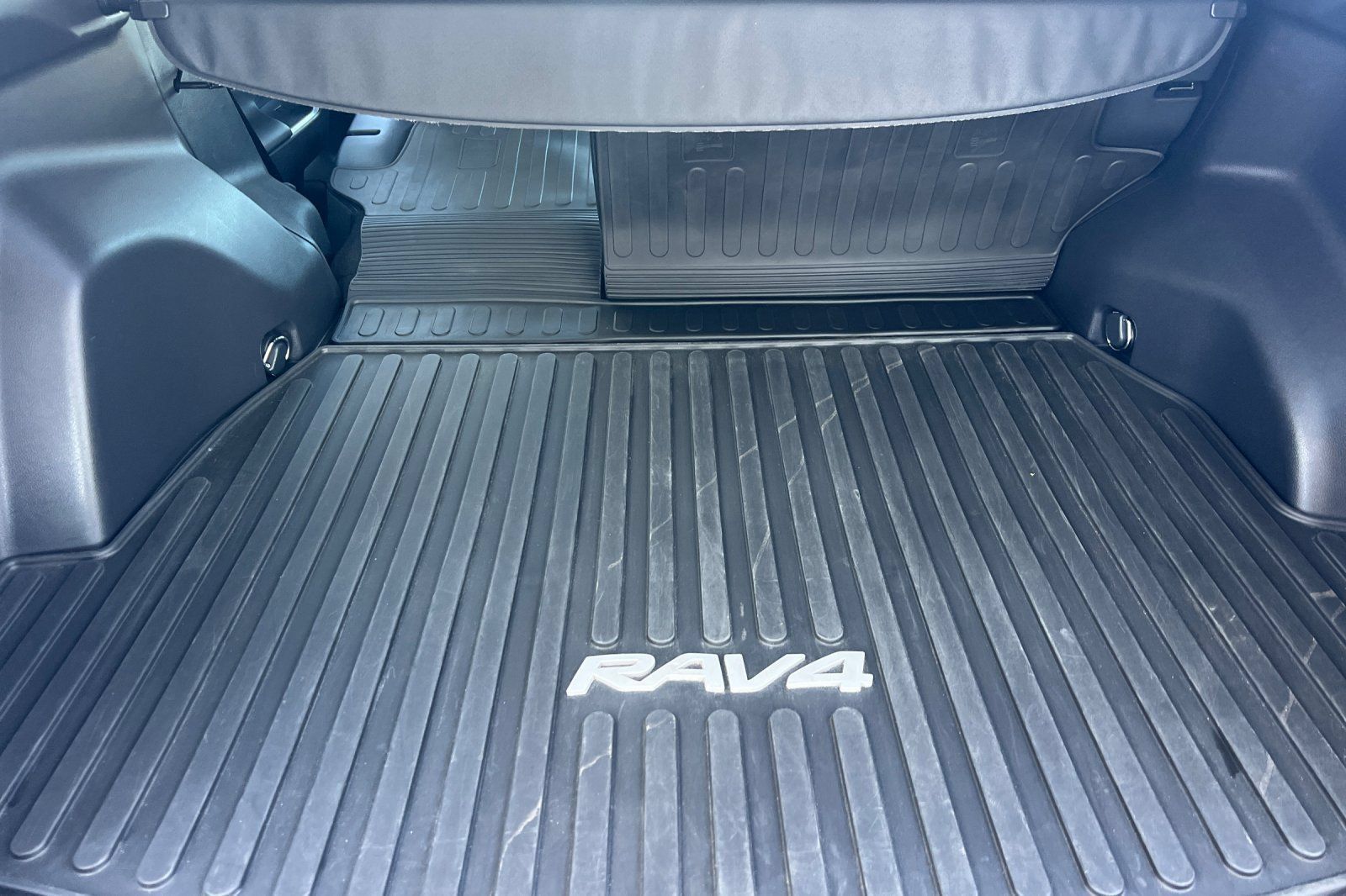 Used 2024 Toyota RAV4 LE AWD/4WD image 12