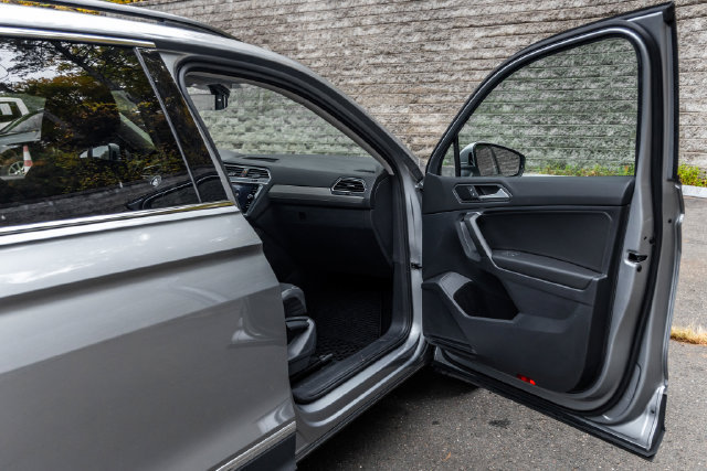 Used 2021 Volkswagen Tiguan SE w/ Panoramic Sunroof Package AWD/4WD image 15