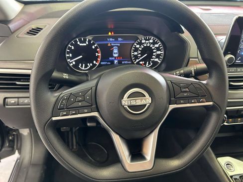 Used 2025 Nissan Altima 2.5 SV FWD image 17