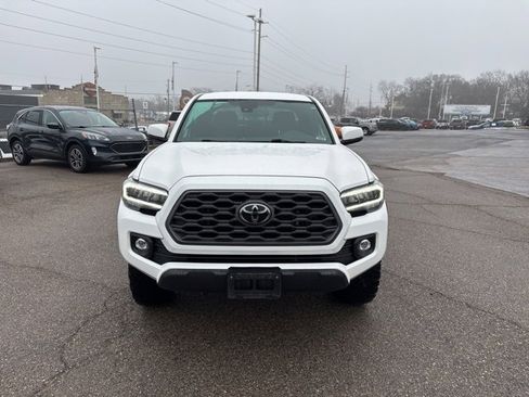 Used 2022 Toyota Tacoma TRD Off-Road image 2