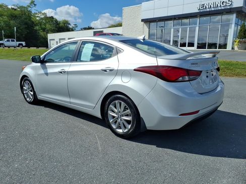 Used 2016 Hyundai Elantra SE w/ Option Group 02 FWD image 4