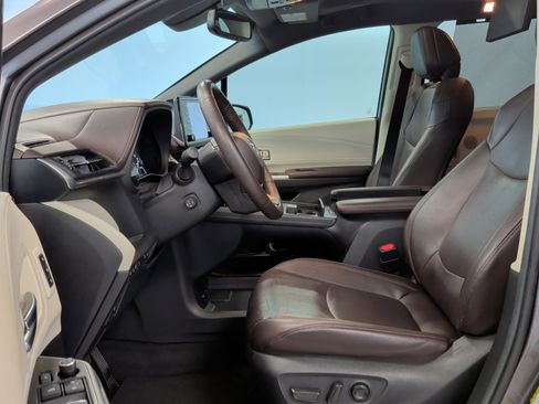 Used 2023 Toyota Sienna Platinum image 29