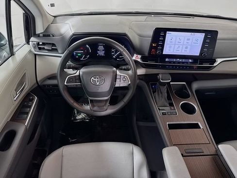 Used 2024 Toyota Sienna XLE FWD image 17
