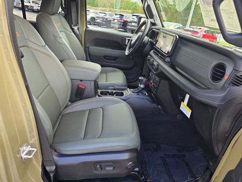 New 2025 Jeep Gladiator Mojave w/ Convenience Group image 24
