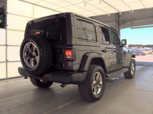Used 2019 Jeep Wrangler Unlimited Sahara AWD/4WD image 4