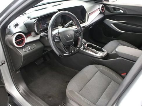 Used 2024 Chevrolet Trax RS w/ Sunroof Package FWD image 24