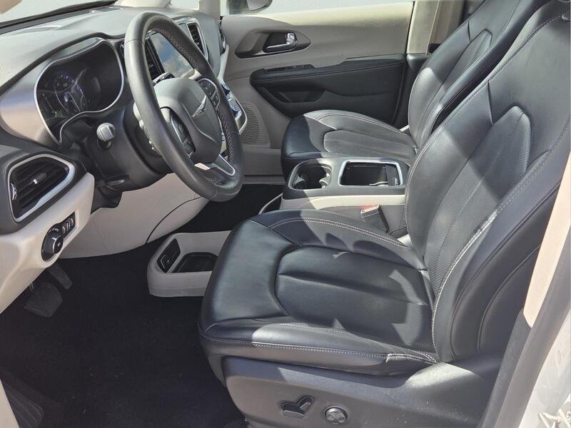 Certified 2023 Chrysler Pacifica Touring-L FWD image 10
