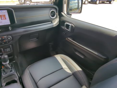 Used 2024 Jeep Wrangler Unlimited Sahara w/ Technology Group AWD/4WD image 15