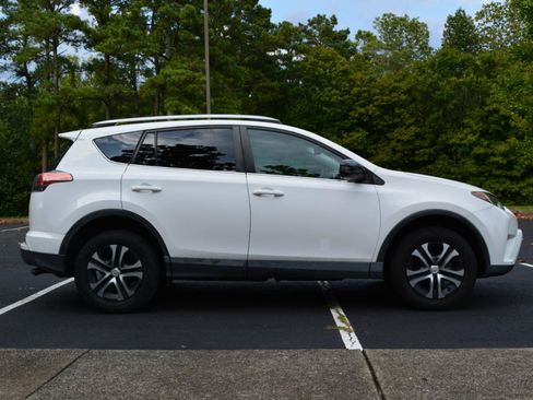 Used 2016 Toyota RAV4 LE FWD image 4