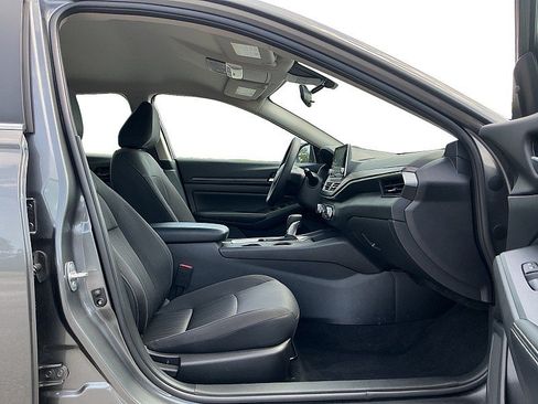 Used 2025 Nissan Altima 2.5 SV FWD image 11