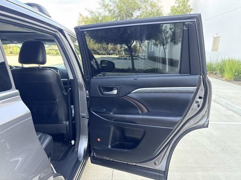 Used 2017 Toyota Highlander Limited w/ Carpet Mat Package AWD/4WD image 15