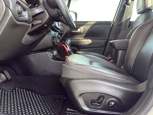 Used 2019 Jeep Renegade Trailhawk image 16