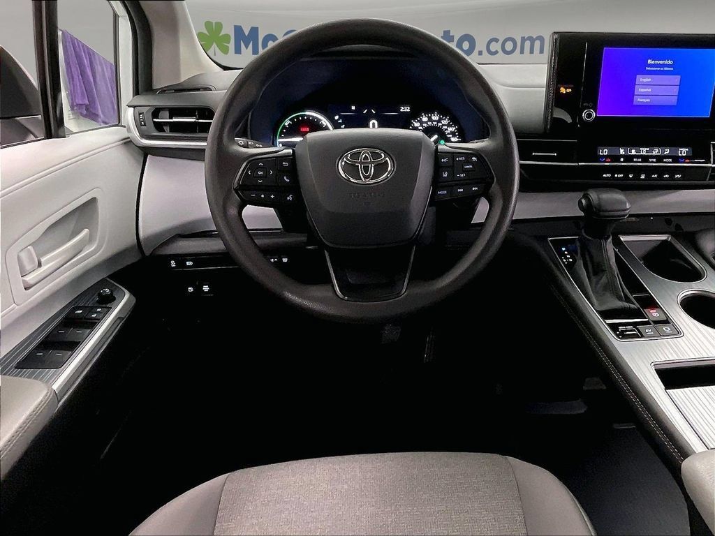 Used 2025 Toyota Sienna LE FWD image 7