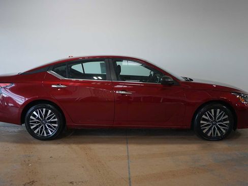 Used 2024 Nissan Altima 2.5 SV image 6