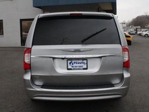 Used 2015 Chrysler Town & Country Touring image 13