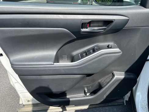 Used 2022 Toyota Highlander XLE AWD/4WD image 11