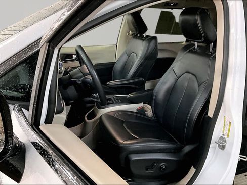 Used 2024 Chrysler Pacifica Touring-L FWD image 8