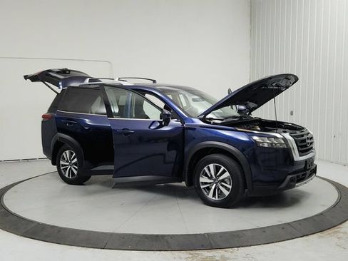 Used 2025 Nissan Pathfinder SL FWD image 9