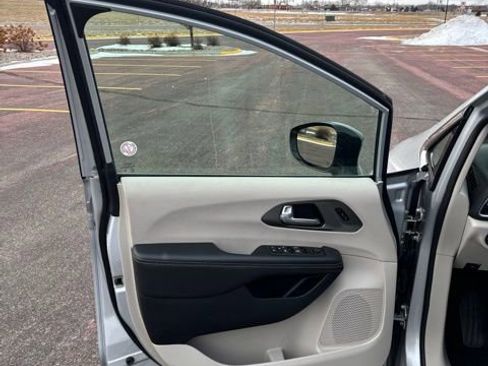 Used 2024 Chrysler Pacifica Touring-L image 4