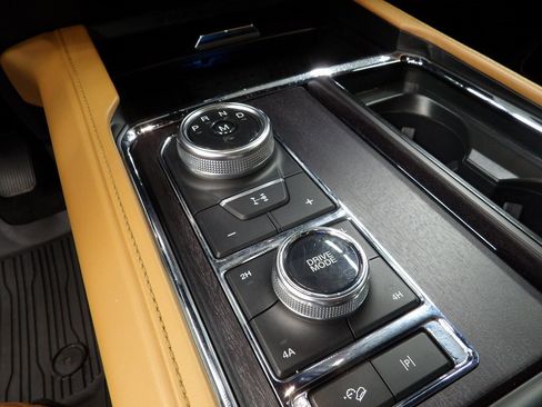 Used 2024 Ford Expedition Platinum image 47