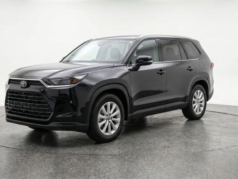 Used 2025 Toyota Grand Highlander FWD image 3