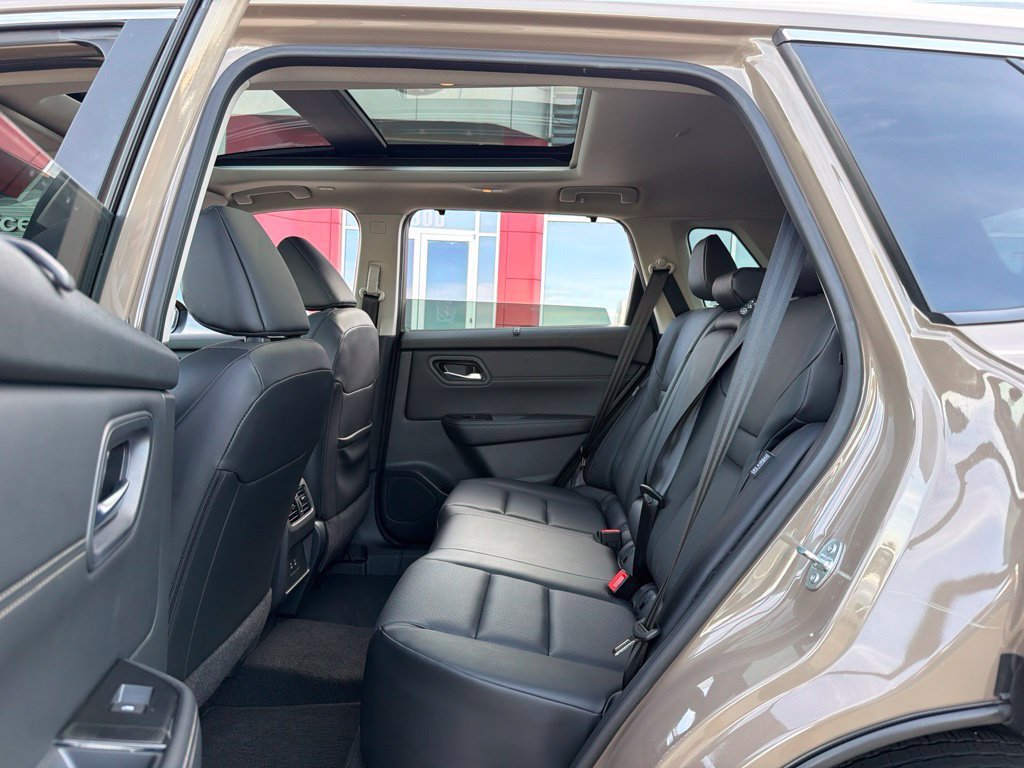 Used 2024 Nissan Rogue SV w/ SV Premium Package FWD image 15