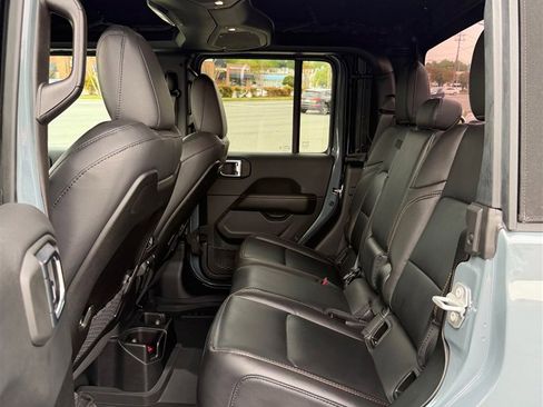 Used 2025 Jeep Gladiator Sport image 7