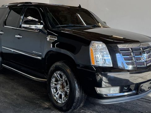 Used 2011 Cadillac Escalade Luxury image 4