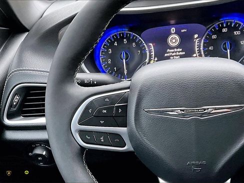 Used 2025 Chrysler Pacifica Select image 17