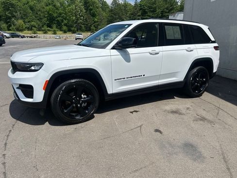 Used 2023 Jeep Grand Cherokee Altitude AWD/4WD image 2