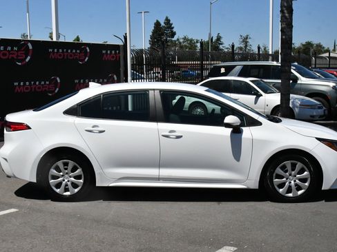 Used 2025 Toyota Corolla LE FWD image 9