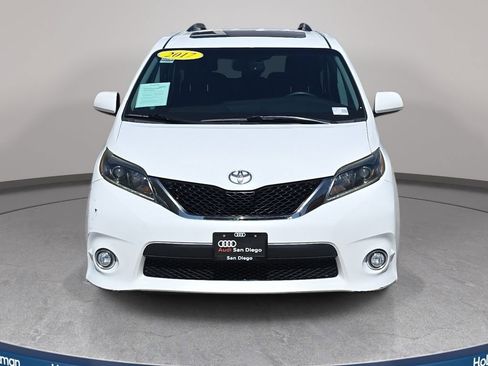Used 2017 Toyota Sienna SE Premium FWD image 3