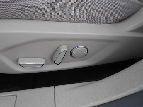 Used 2019 Ford Fusion SE image 18