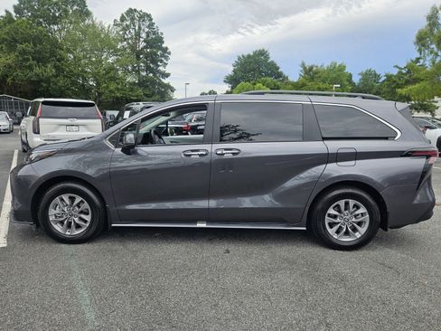Certified 2025 Toyota Sienna XLE FWD image 8