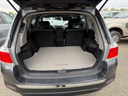 Used 2011 Toyota Highlander SE w/ Tow Pkg image 4