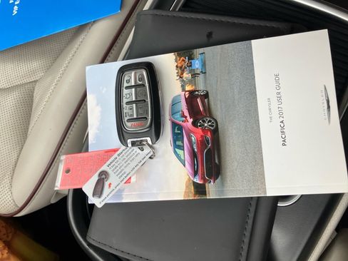 Used 2017 Chrysler Pacifica Limited image 38
