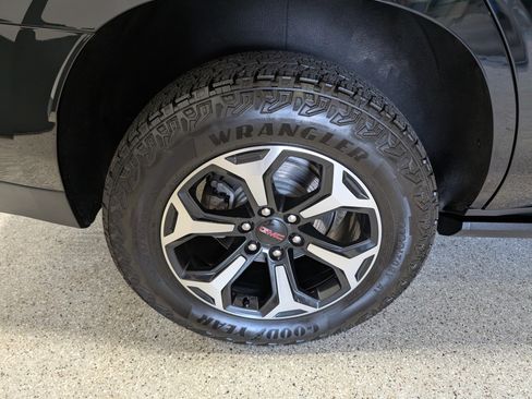 Used 2025 GMC Yukon AT4 w/ AT4 Premium Package AWD/4WD image 13